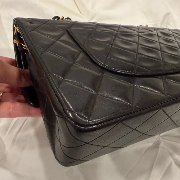 CHANEL Black lambskin medium classic flap - Picture 15 of 17